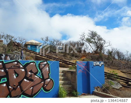 ハワイの人気アクティビティ、ココヘッド・トレイルからの美しい眺望 136414887