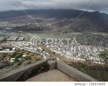 ハワイの人気アクティビティ、ココヘッド・トレイルからの美しい眺望 136414889