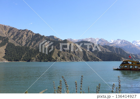 中国シルクロードの旅　ウルムチ天山天池の風景 136414927