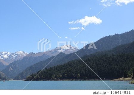 中国シルクロードの旅 ウルムチ天山天池の風景 中国シルクロードの旅 ウルムチ天山天池の風景 136414931
