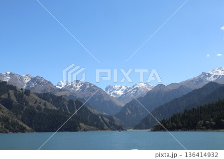 中国シルクロードの旅　ウルムチ天山天池の風景 136414932
