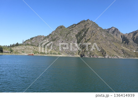 中国シルクロードの旅 ウルムチ天山天池の風景 中国シルクロードの旅 ウルムチ天山天池の風景 136414939