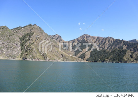中国シルクロードの旅　ウルムチ天山天池の風景 136414940