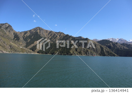 中国シルクロードの旅　ウルムチ天山天池の風景 136414941