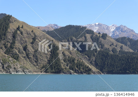 中国シルクロードの旅　ウルムチ天山天池の風景 136414946