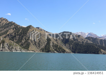 中国シルクロードの旅　ウルムチ天山天池の風景 136414951