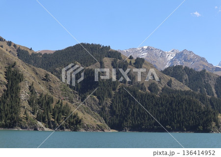 中国シルクロードの旅　ウルムチ天山天池の風景 136414952