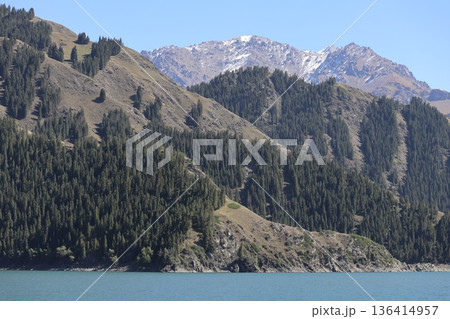 中国シルクロードの旅 ウルムチ天山天池の風景 中国シルクロードの旅 ウルムチ天山天池の風景 136414957