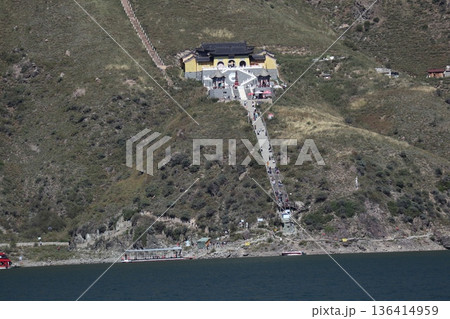 中国シルクロードの旅　ウルムチ天山天池の風景 136414959