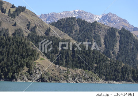 中国シルクロードの旅 ウルムチ天山天池の風景 中国シルクロードの旅 ウルムチ天山天池の風景 136414961