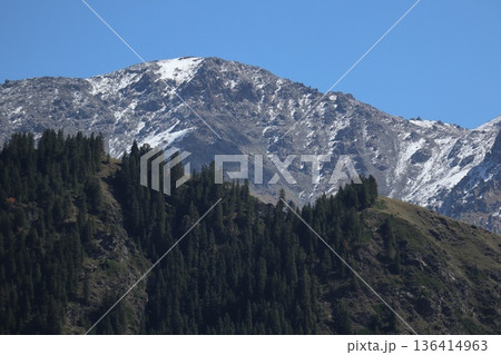 中国シルクロードの旅 ウルムチ天山天池の風景 中国シルクロードの旅 ウルムチ天山天池の風景 136414963