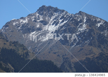 中国シルクロードの旅　ウルムチ天山天池の風景 136414965