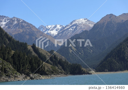 中国シルクロードの旅　ウルムチ天山天池の風景 136414980