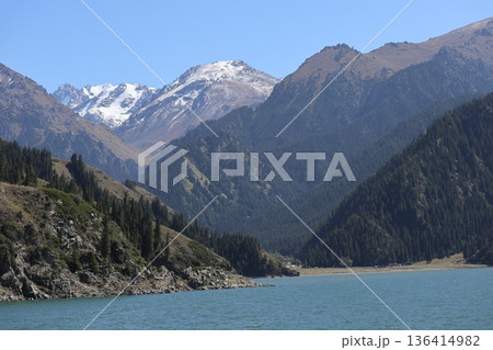中国シルクロードの旅 ウルムチ天山天池の風景 中国シルクロードの旅 ウルムチ天山天池の風景 136414982