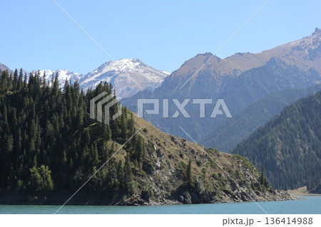 中国シルクロードの旅　ウルムチ天山天池の風景 136414988