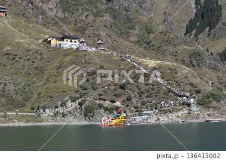 中国シルクロードの旅 ウルムチ天山天池の風景 中国シルクロードの旅 ウルムチ天山天池の風景 136415002