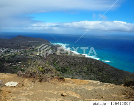ハワイの人気アクティビティ、ココヘッド・トレイルからの美しい眺望 136415007