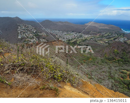 ハワイの人気アクティビティ、ココヘッド・トレイルからの美しい眺望 136415011