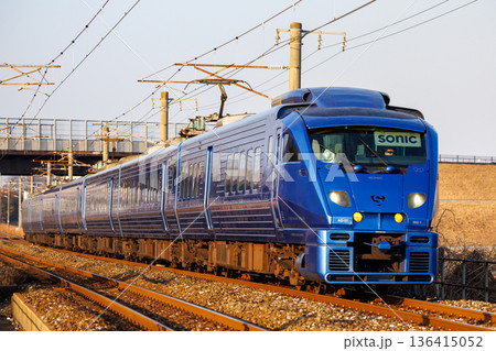 夕日を浴びながら快走するJR九州883系特急「ソニック」 136415052