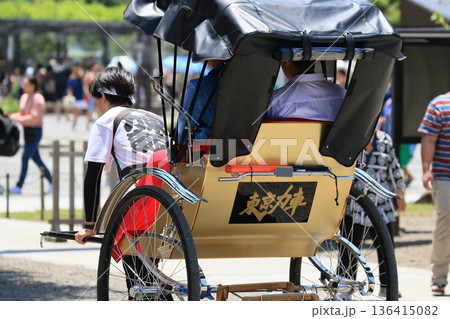 浅草の観光コースを走る人力車 浅草の観光コースを走る人力車 136415082