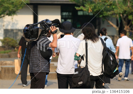 街頭で取材するテレビクルー 観光地の街頭インタビュー 街頭で取材するテレビクルー 観光地の街頭インタビュー 136415106