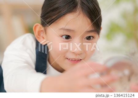 地球儀を見る女の子 136415124