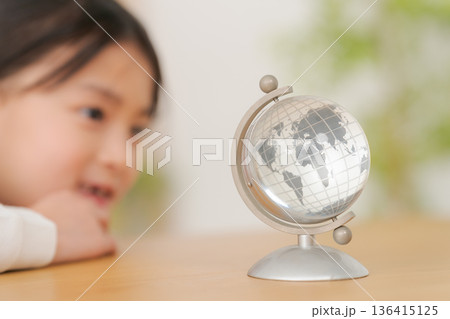 地球儀を見る女の子 136415125