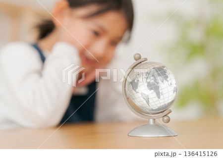 地球儀を見る女の子 地球儀を見る女の子 136415126