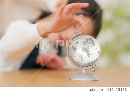 地球儀を見る女の子 地球儀を見る女の子 136415128