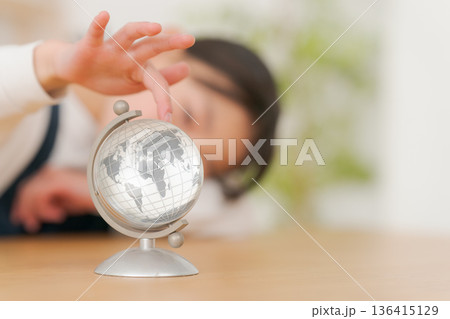 地球儀を見る女の子 地球儀を見る女の子 136415129