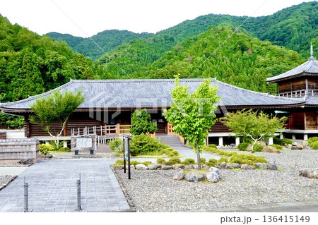道の駅 名田庄(なたしょう)　おおい町暦会館の建物が見える風景　福井県大飯郡おおい町名田庄 136415149