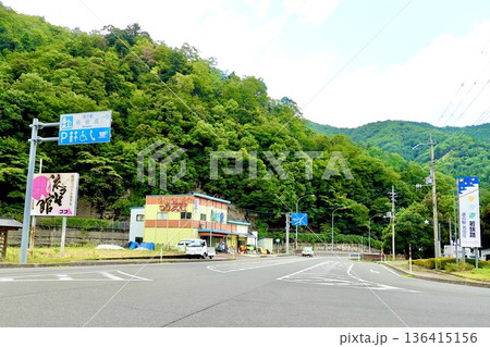 道の駅 名田庄(なたしょう)　食祭海道若狭路の看板が見える風景　福井県大飯郡おおい町名田庄 136415156