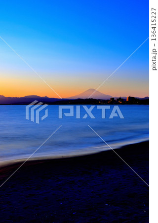 冬の茅ヶ崎海岸 富士山の夕景 ブルーアワー長秒撮影 136415227