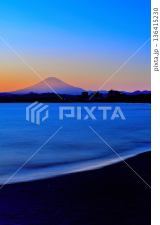 冬の茅ヶ崎海岸 富士山の夕景 ブルーアワー長秒撮影 冬の茅ヶ崎海岸 富士山の夕景 ブルーアワー長秒撮影 136415230