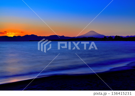 冬の茅ヶ崎海岸 富士山の夕景 ブルーアワー長秒撮影 冬の茅ヶ崎海岸 富士山の夕景 ブルーアワー長秒撮影 136415231