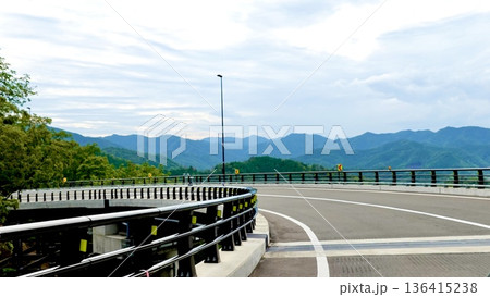 坂本高浜線の美林街道で大きなカーブにさしかかる風景 福井県大飯郡おおい町石山 坂本高浜線の美林街道で大きなカーブにさしかかる風景 福井県大飯郡おおい町石山 136415238