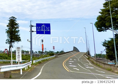 坂本小浜線の薗部付近からJR小浜線を越える架橋方面を見た風景 福井県大飯郡高浜町 坂本小浜線の薗部付近からJR小浜線を越える架橋方面を見た風景 福井県大飯郡高浜町 136415243