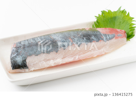 白背景にお皿に載せたシマアジの柵(刺身) 白背景にお皿に載せたシマアジの柵(刺身) 136415275