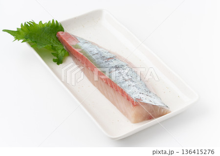 白背景にお皿に載せたシマアジの柵(刺身) 白背景にお皿に載せたシマアジの柵(刺身) 136415276