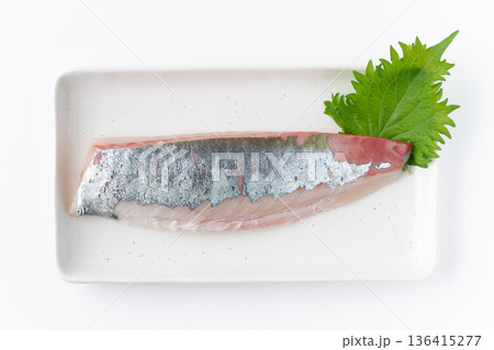 白背景にお皿に載せたシマアジの柵(刺身) 白背景にお皿に載せたシマアジの柵(刺身) 136415277
