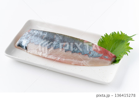 白背景にお皿に載せたシマアジの柵(刺身) 白背景にお皿に載せたシマアジの柵(刺身) 136415278