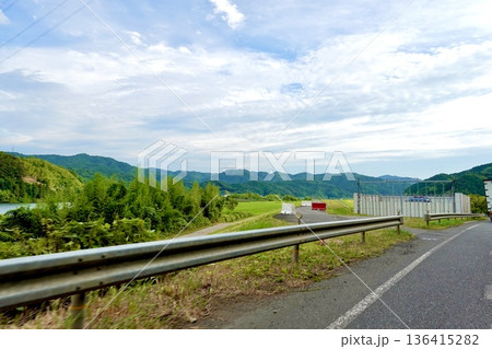 ゆったりと流れる由良川沿いを走る国道175号線の風景 京都府舞鶴市 ゆったりと流れる由良川沿いを走る国道175号線の風景 京都府舞鶴市 136415282