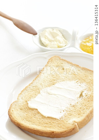 バターとマーマレードを塗ったトースト バターとマーマレードを塗ったトースト 136415314