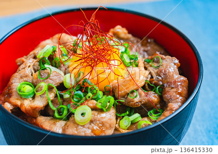 卵黄をのせた豚丼 卵黄をのせた豚丼 136415330