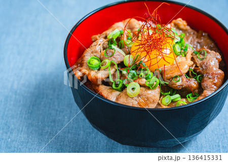 卵黄をのせた豚丼 136415331