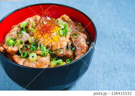 卵黄をのせた豚丼 136415332