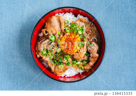 卵黄をのせた豚丼 136415335