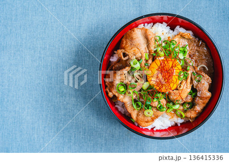 卵黄をのせた豚丼 136415336