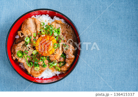 卵黄をのせた豚丼 卵黄をのせた豚丼 136415337