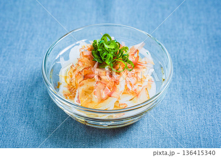 新玉ねぎの和風サラダ 新玉ねぎの和風サラダ 136415340
